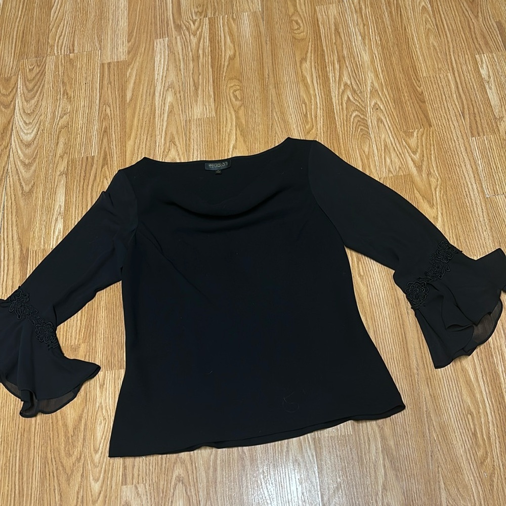 studio I Size 10 black 3/4 length laced trim Bell sleeves. Rounded neckline